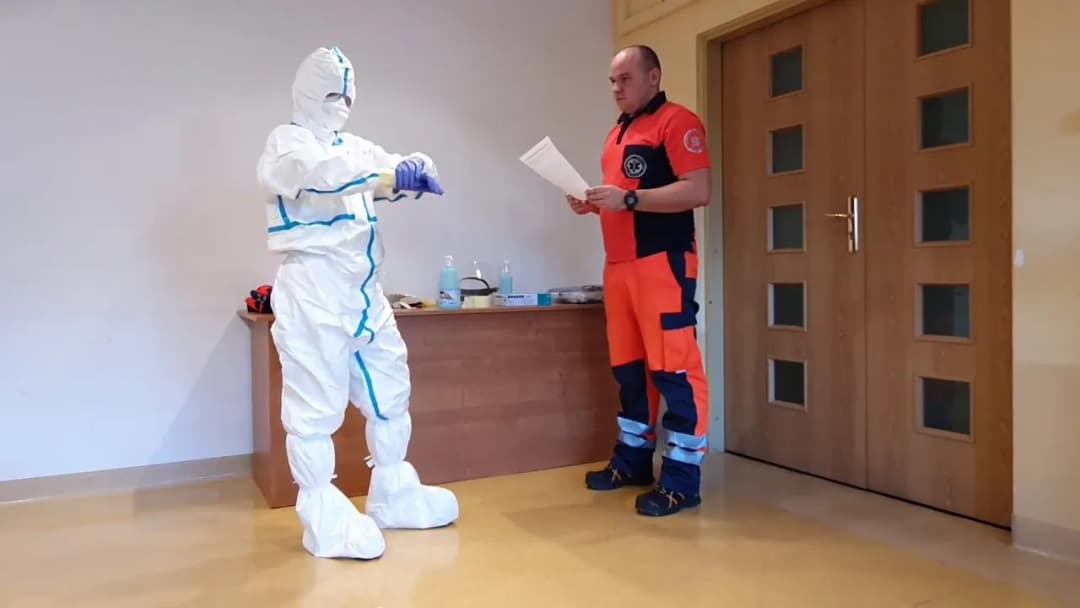 Jak założyć kombinezon ochronny, aby uniknąć błędów i zagrożeń