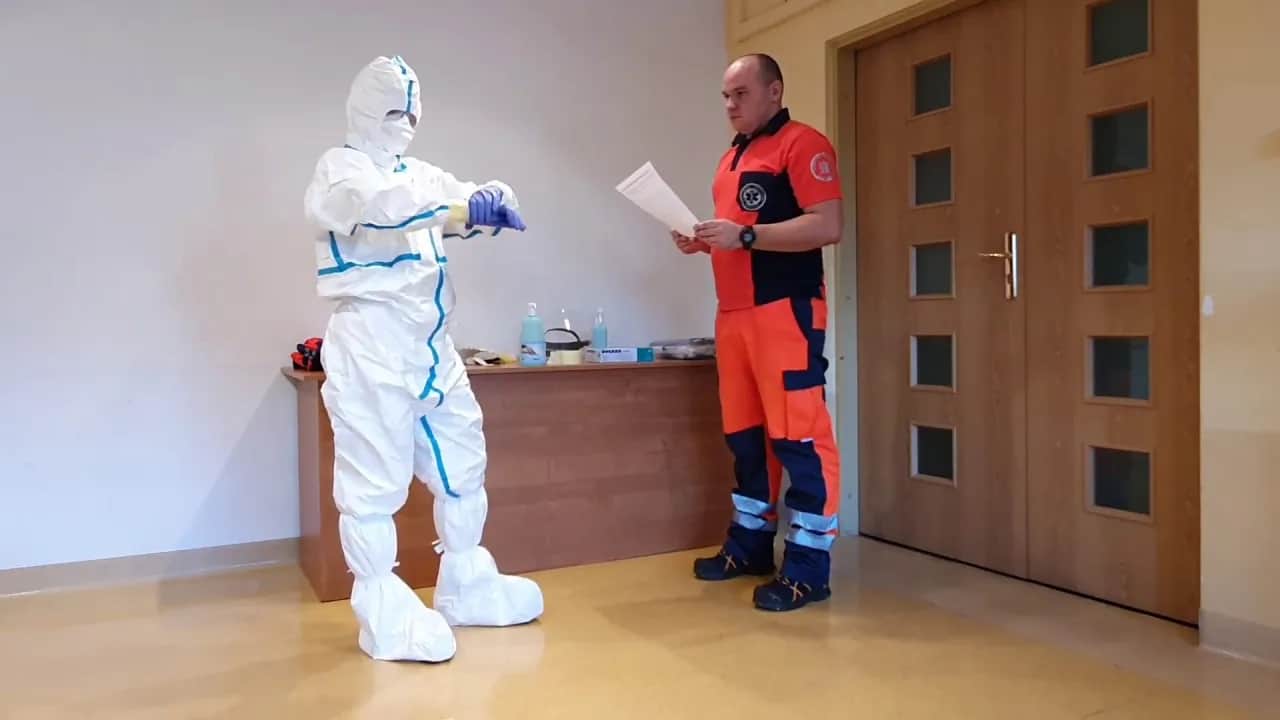 Jak założyć kombinezon ochronny, aby uniknąć błędów i zagrożeń