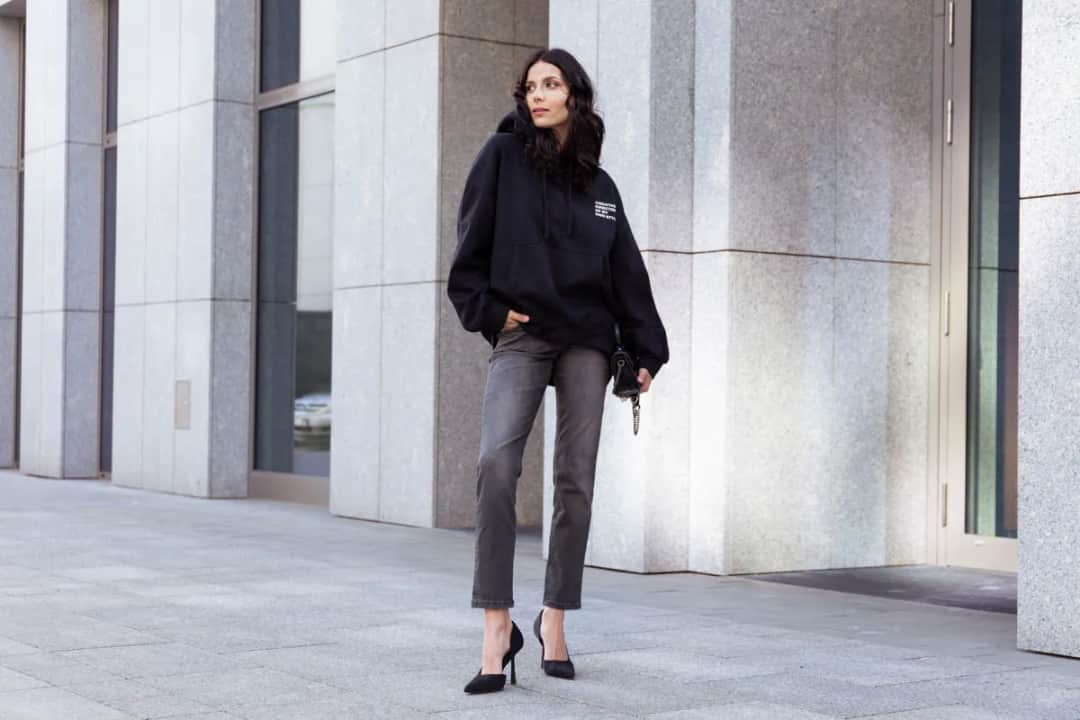 Co to znaczy relaxed fit bluza? Zrozum luźny krój odzieży