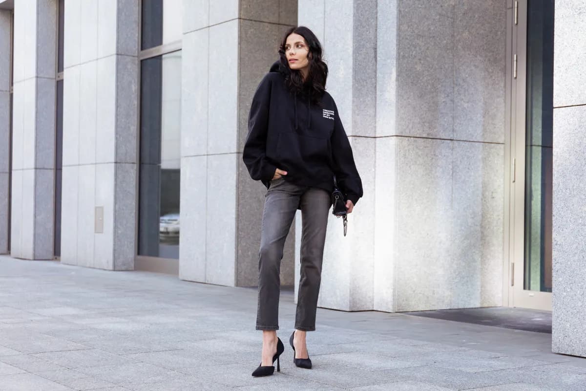 Co to znaczy relaxed fit bluza? Zrozum luźny krój odzieży