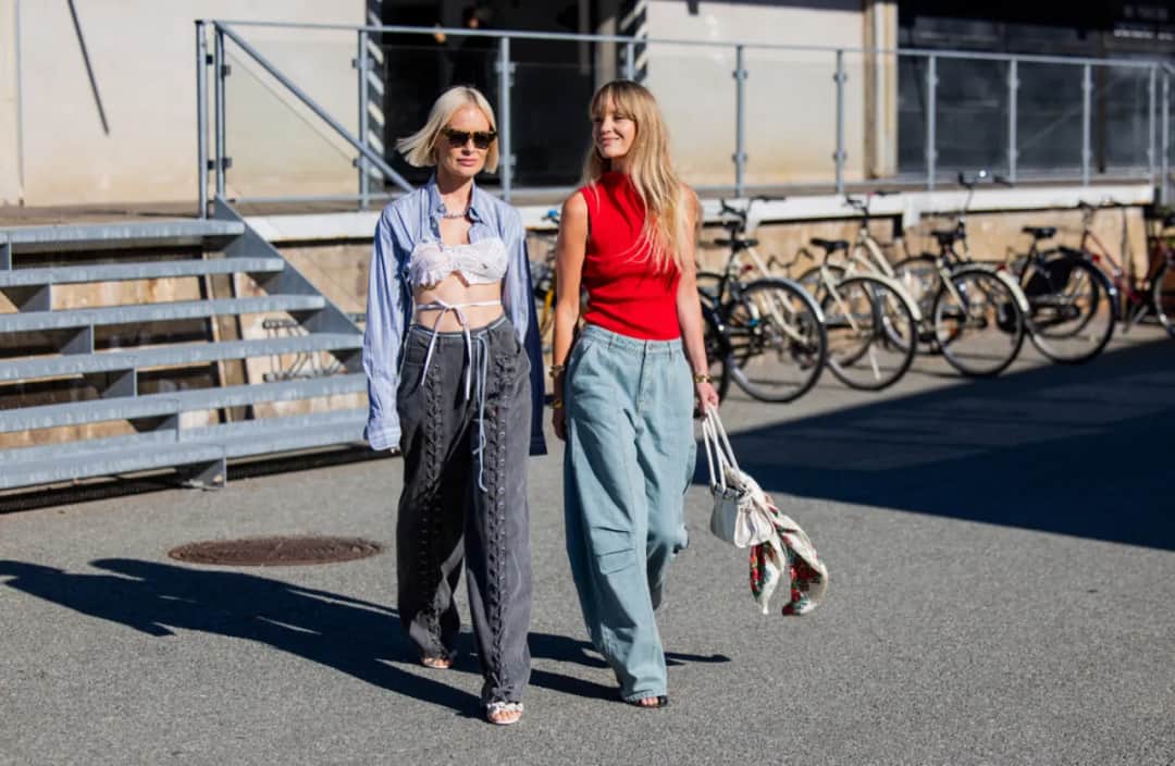 Jaką bluzkę do szerokich jeansów wybrać, aby wyglądać stylowo?