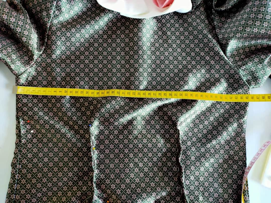 Jak poszerzyć bluzkę po bokach i poprawić jej dopasowanie