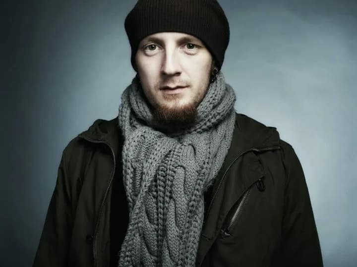 Jaką czapkę do czarnej kurtki wybrać, żeby wyglądać stylowo?