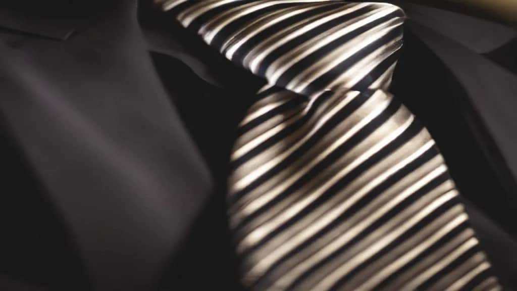Jaki krawat na pogrzeb? Poznaj kolory, które wyrażają szacunek
