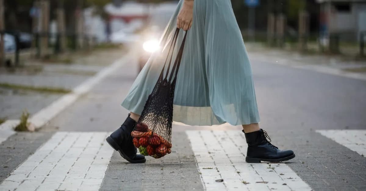 Jak nosić spódnicę plisowaną, by wyglądać stylowo i modnie