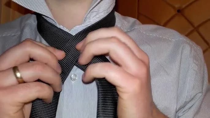 Jak skrócić krawat w prosty sposób i uniknąć nieestetycznego wyglądu