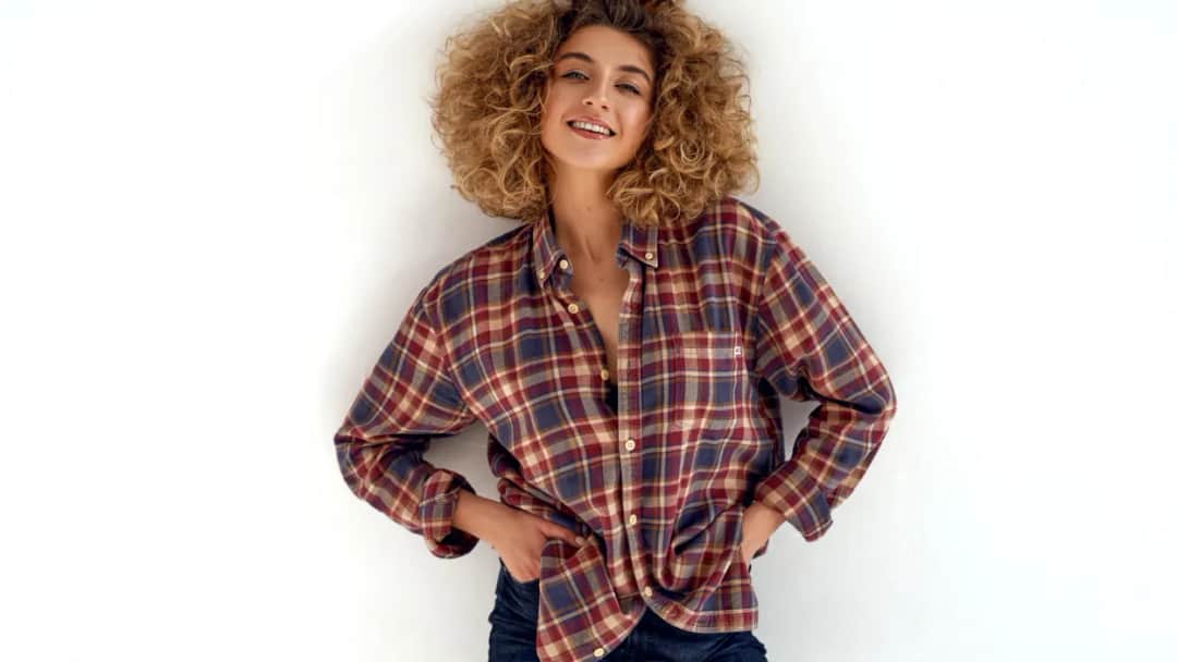 Czerwona koszula damska stylizacje - jak nie popełnić modowych błędów