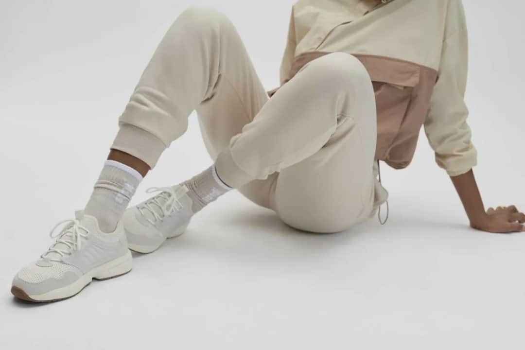 Jakie skarpetki do białych adidasów, aby wyglądać stylowo i komfortowo