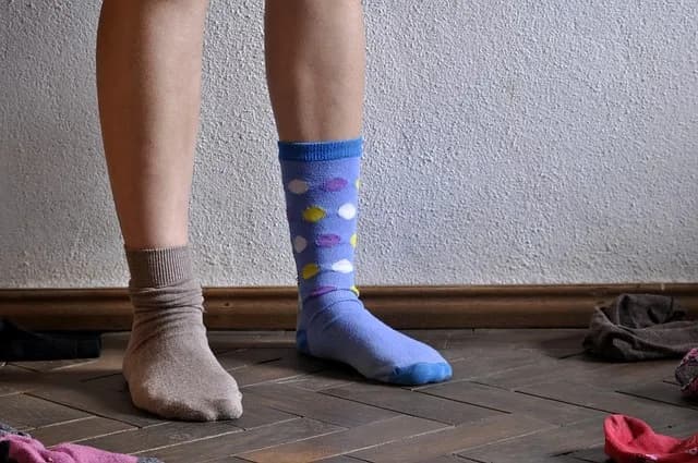 Jakie skarpety do jasnych spodni - unikaj modowych wpadek