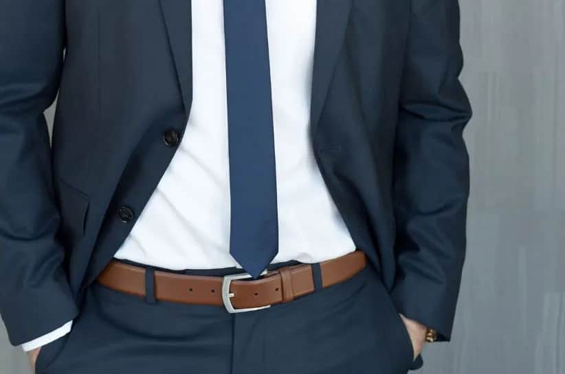 Jakie krawaty najlepiej pasują do niebieskiego garnituru? Sprawdź!