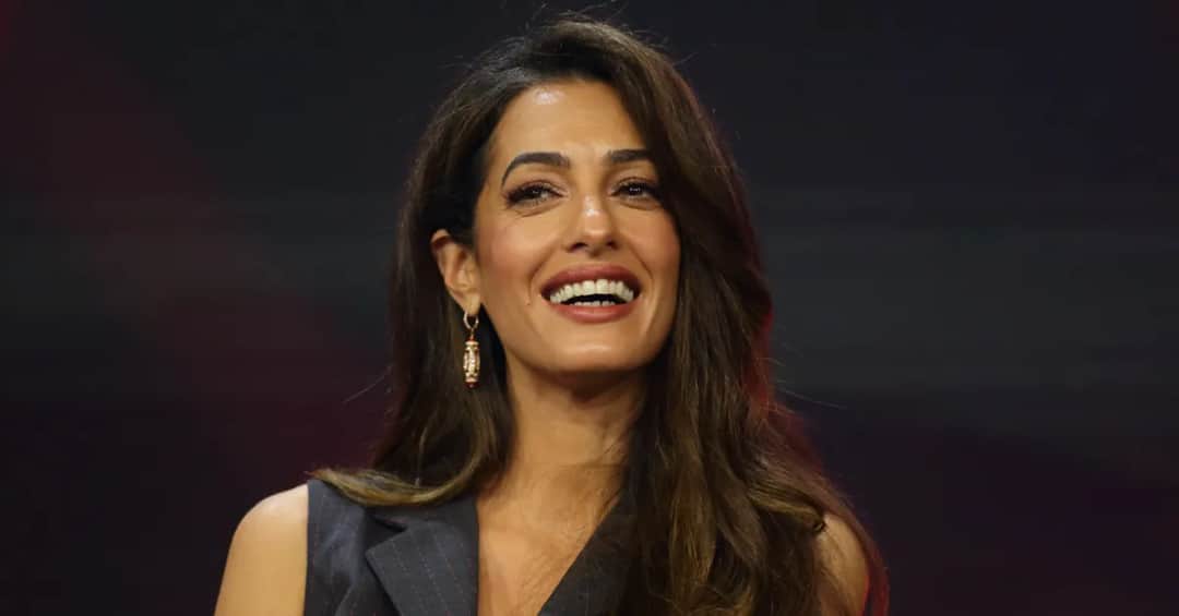 Stylizacje Amal Clooney, które zachwycają - odkryj jej modowe sekrety