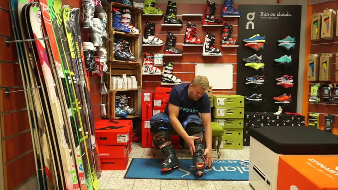 Jak zakładać spodnie narciarskie na buty, aby uniknąć dyskomfortu?