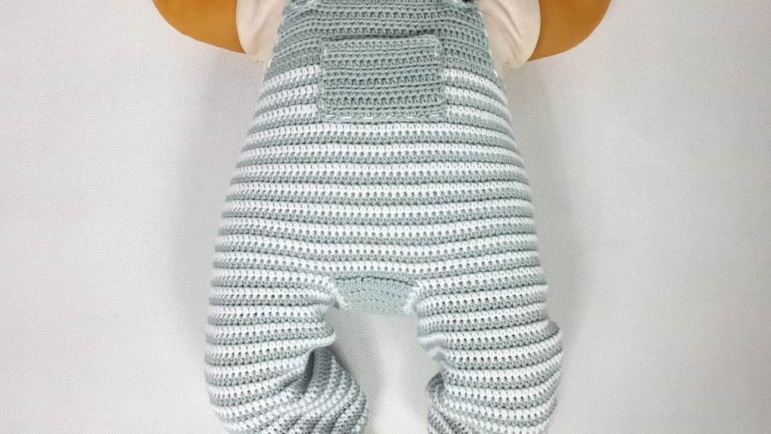 Jak zrobić kombinezon na drutach dla niemowlaka - proste wzory i porady