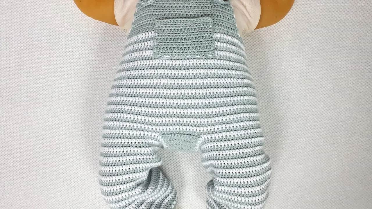 Jak zrobić kombinezon na drutach dla niemowlaka - proste wzory i porady