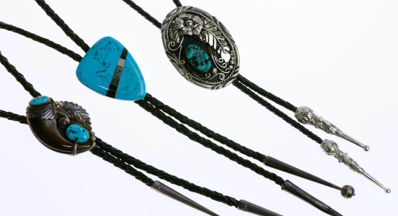 Krawat bolo jak nosić - najczęstsze błędy i stylizacje, które zaskoczą