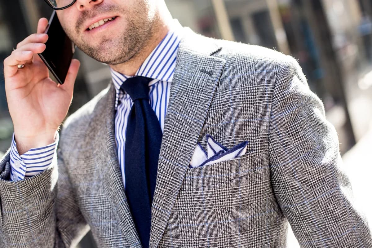 Jak dobrać poszetkę do krawata, aby uniknąć modowych wpadek