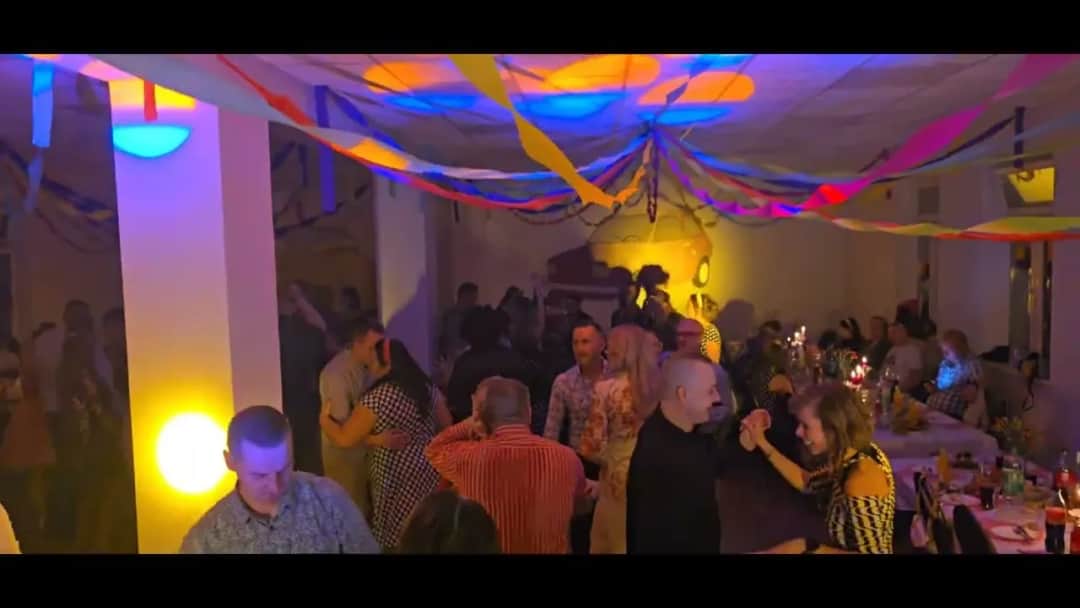 Andrzejki w stylu PRL: Przeżyj niezapomnianą noc w klimacie lat 80