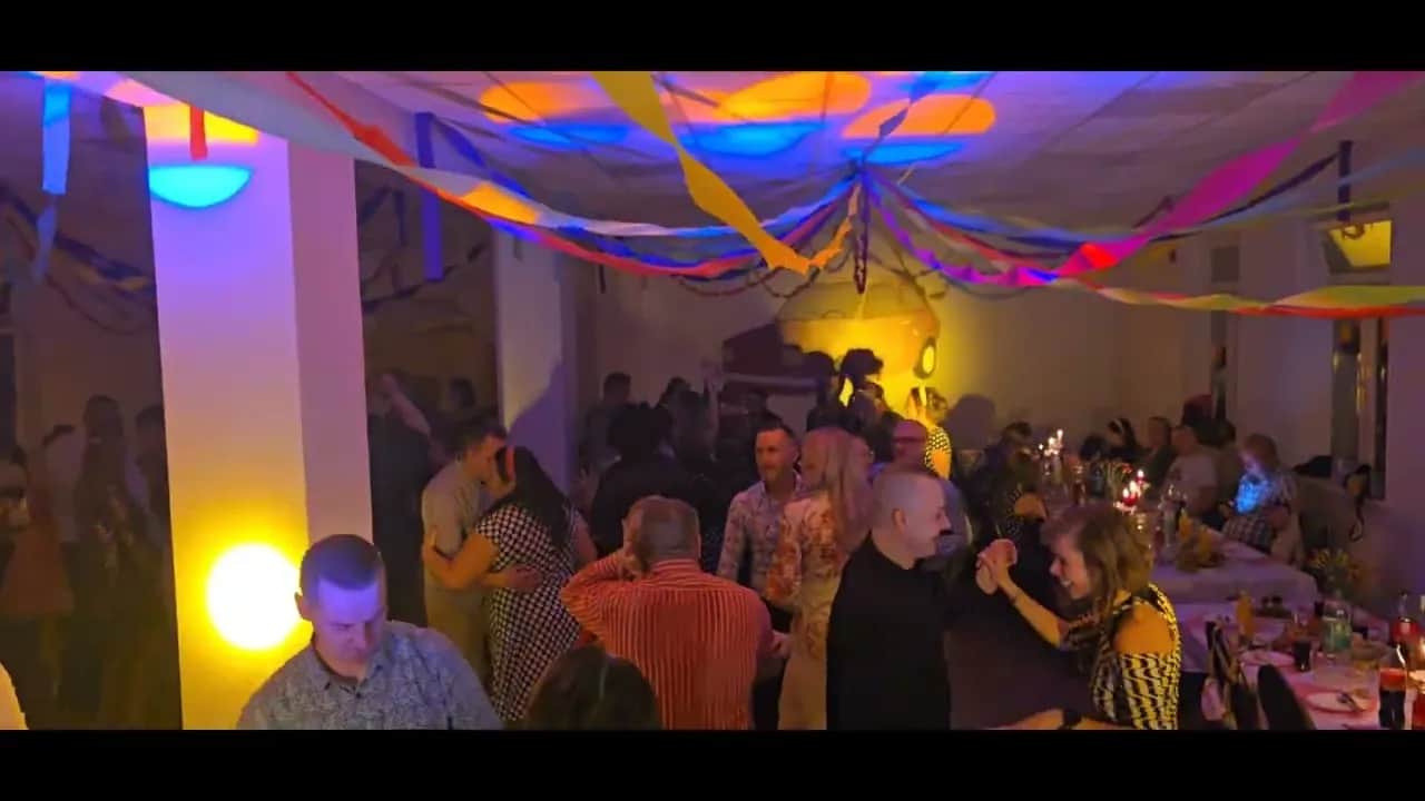 Andrzejki w stylu PRL: Przeżyj niezapomnianą noc w klimacie lat 80